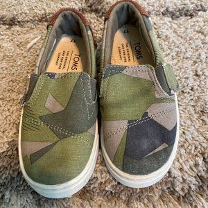 TOMS kids camo shoes size T7